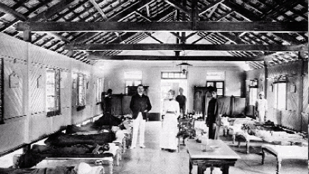 ১৯৭৪ সালে ভারতে দেখা দেয় বসন্তরোগের মহামারি। সে বছর জানুয়ারি থেকে মে মাস অবধি ১৫ হাজারের বেশি মানুষ  গুটি বসন্তরোগে আক্রান্ত হয়ে মারা যান। সবথেকে বেশি মানুষ প্রাণ হারান বিহার, ওড়িশা এবং পশ্চিমবঙ্গে। হু-এর হিসেব মতো এই পাঁচ মাসে ভারতে গুটি বসন্তরোগে আক্রান্ত হয়েছিলেন ৬১ হাজার ৪৮২ জন। প্রাণে রক্ষা পেলেও অনেকে এই রোগের জেরে হারিয়েছিলেন দৃষ্টিশক্তি।