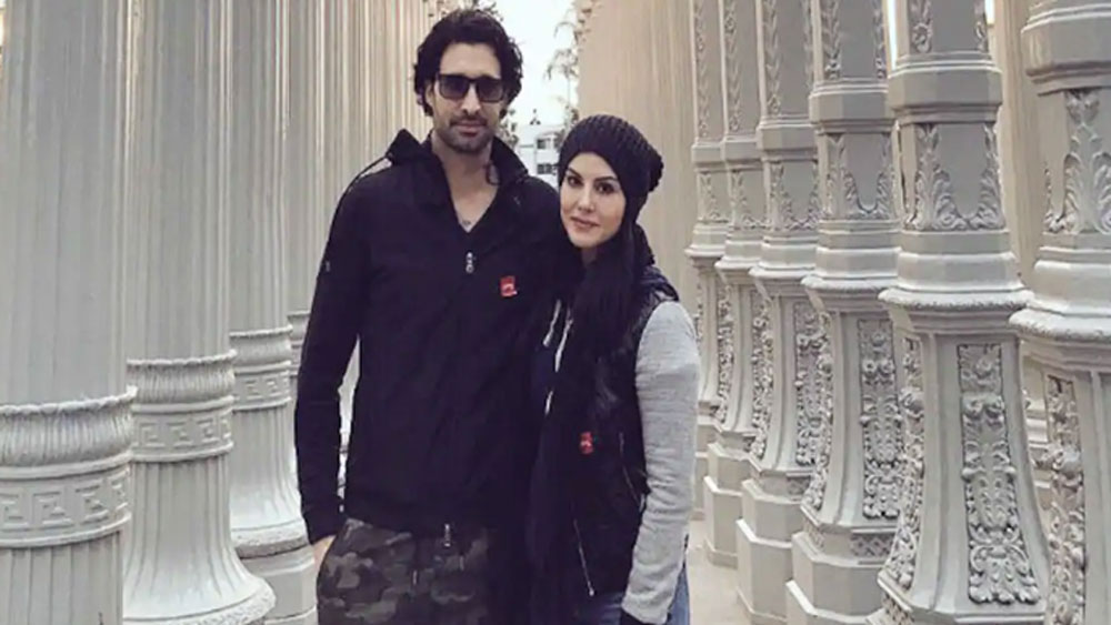 লস অ্যাঞ্জেলেস-এর খুব ব্যয়বহুল অঞ্চলে বাড়ি কিনেছেন তিনি। সেখানেই বিলাসবহুল জীবন কাটাচ্ছেন সানি লিওন এবং স্বামী ড্যানিয়েল ওয়েবার।