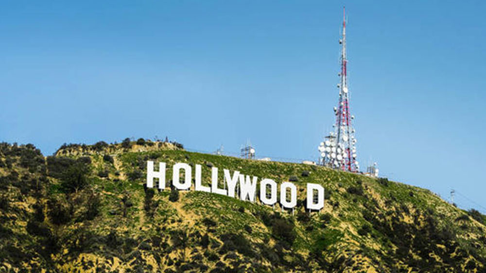 লস অ্যাঞ্জেলেস-এ 'হলিউড সাইন' থেকে মাত্র পাঁচ মিনিটের দূরত্বে রয়েছে এই বাংলো। বাংলো থেকে হলিউড সাইনটা স্পষ্ট দেখাও যায়।