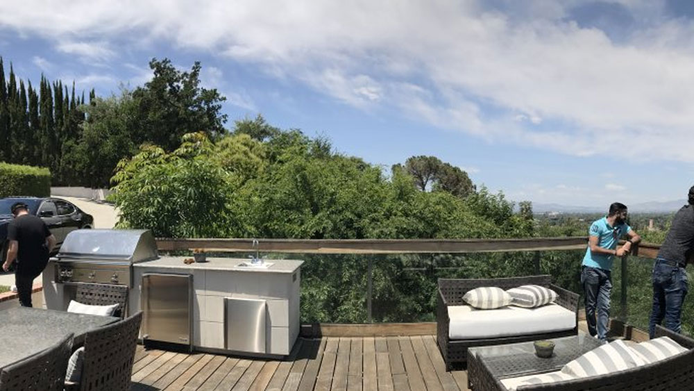 তাঁদের এই বাংলোয় পাঁচটি বেডরুম রয়েছে। সেই সঙ্গে একটা হোম থিয়েটার এবং বিশালাকার একটা বাগান। রয়েছে আউটডোর ডাইনিংয়ের ব্যবস্থাও। আর খোলা আকাশের নীচে একটা সুইমিং পুল।