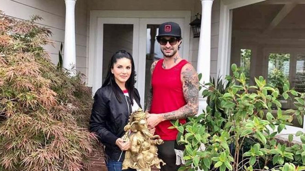 এর মধ্যে উল্লেখযোগ্য হল দু’ফুটের একটা ব্রোঞ্জের গণেশ-মূর্তি। বাংলোর প্রবেশদ্বারে এই মূর্তি বসিয়েছেন তাঁরা। এছাড়া বাগানে বসানো রয়েছে নেপাল থেকে আনা ২৪ ফুটের একটি মূর্তি।