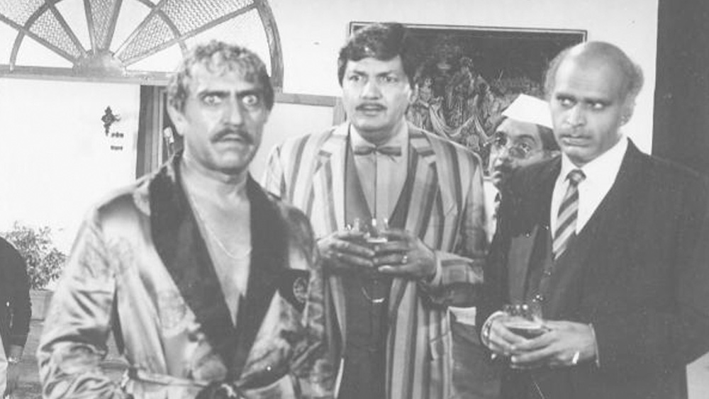 নিমরাজি হয়ে তাঁর বাবা শেষ অবধি বলেন, স্নাতক তাঁকে হতেই হবে। তারপর তিনি পছন্দসই পেশায় যেতে পারেন। ছয়ের দশকের গোড়ায় স্নাতক হয়ে প্রেম চোপড়া পৌঁছন বম্বে, আজকের মুম্বই।