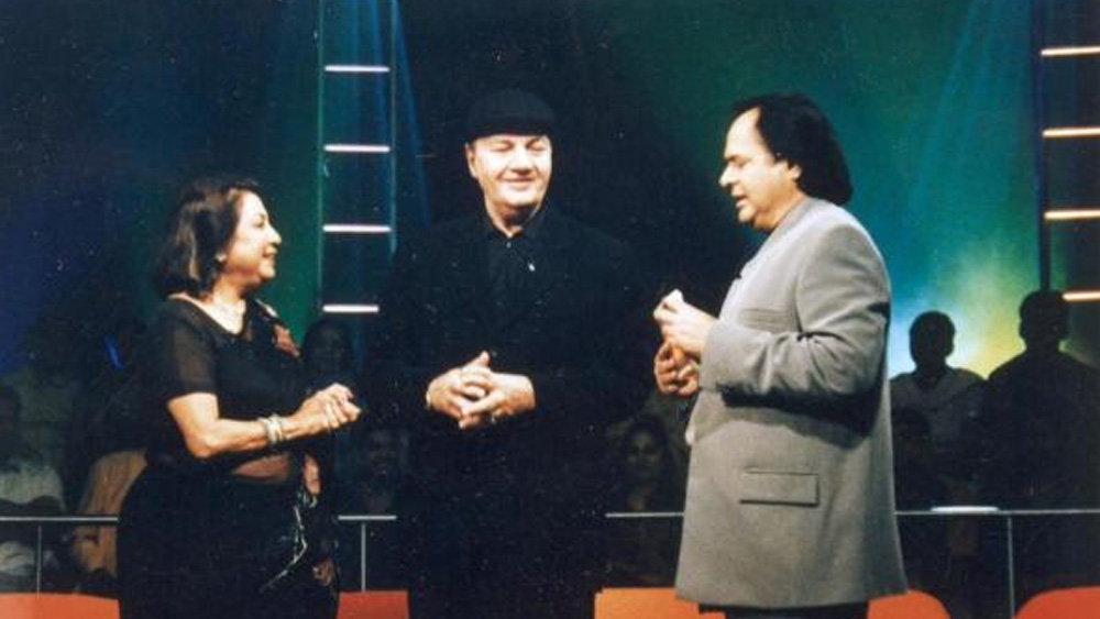 দু’চোখে স্বপ্ন হিন্দি সিনেমার নায়ক হওয়ার। সম্বল বলতে স্কুল কলেজে অভিনয়ের অভিজ্ঞতা। প্রথম প্রথম তিনি থাকতেন কোলাবায় একটি গেস্ট হাউসে। পোর্টফোলিয়ো নিয়ে ঘুরতনে স্টুডিয়ো থেকে অন্য স্টুডিয়োর দরজায়। কিন্তু তাঁকে ফিরতে হত নিরাশ হয়ে, খালি হাতে।