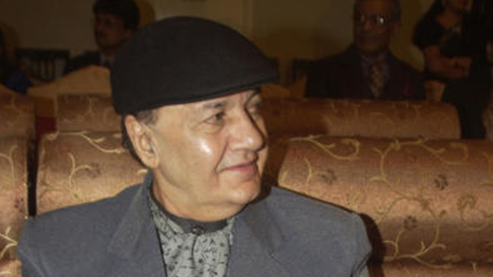 সে সময় নামী এক সংবাদপত্রের সার্কুলেশন বিভাগে চাকরি নিয়েছিলেন প্রেম চোপড়া। বাংলা, বিহার, ওড়িশায় তাঁকে সেই সংবাদপত্রের সার্কুলেশন দেখভাল করতে হত।