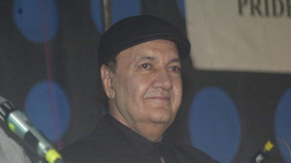 তার জন্য মাসে অন্তত কুড়িদিন তাঁকে এক জায়গা থেকে অন্য জায়গায় ঘুরে বেড়াতে হত। সেই সময় লোকাল ট্রেনে যাওয়ার সময় এক অপরিচিতর কাছ থেকে হঠাৎই অভিনয়ের সুযোগ আসে। তাঁর সঙ্গে স্টুডিয়োয় যান প্রেম চোপড়া। পঞ্জাবি প্রযোজক জগজিৎ শেট্টি তাঁকে অভিনয়ের সুযোগ দেন ‘চোধুরী কার্নাইল সিংহ’ ছবিতে।