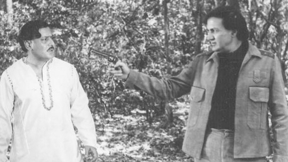 এরপর তাঁর কাছে অভিনয়ের সুযোগ আসতে থাকে। কিন্তু তখনও প্রেম চোপড়া চাকরি ছাড়েননি। অফিসের পাশাপাশি অভিনয় করতেন সিনেমায়। এ সময়েই পরপর সফল হয় তাঁর ‘শহিদ’, ‘ওহ কৌন থি’, ‘তিসরি মঞ্জিল’, ‘নিশান’, ‘উপকার’-এর মতো ছবি। এরপর ১৯৬৭ সালে প্রেম চোপড়া চাকরি ছেড়ে পুরোপুরি অভিনয়কেই নিজের পেশা করেন।