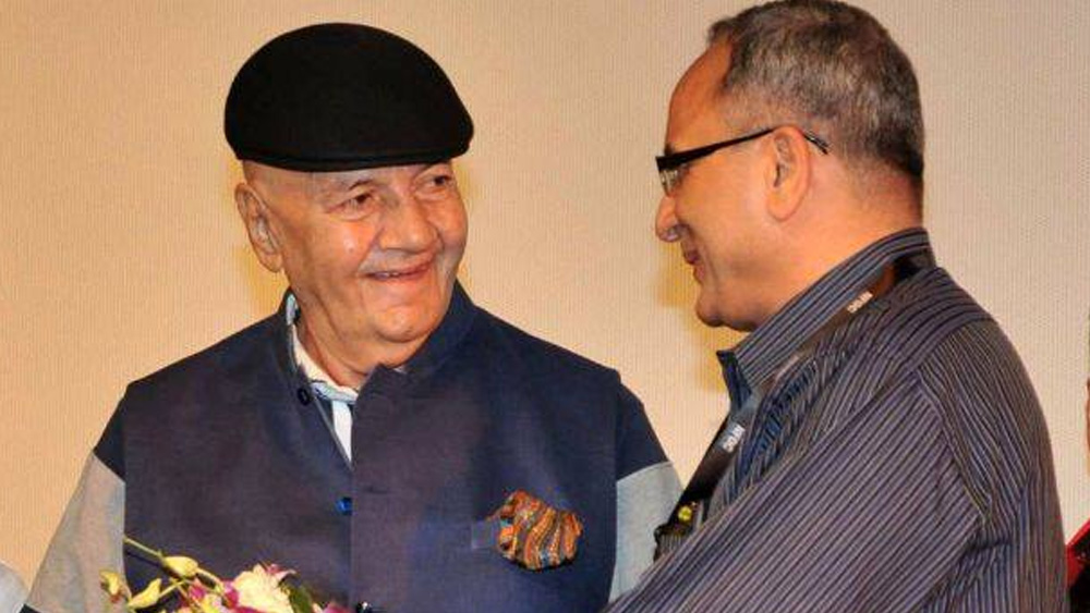 তবে তাঁর এই সাফল্য দেখে যেতে পারেননি মা রূপরানি। ছেলের প্রথম ছবি মুক্তি পাওয়ার পরেই ক্যানসারে আক্রান্ত হয়ে মারা যান তিনি। তখন তাঁর ছোট মেয়ে অঞ্জুর বয়স মাত্র ন’বছর। বাবা এবং চার দাদার কাছেই বড় হন অঞ্জু। তাঁকেই নিজের প্রথম সন্তান বলে মনে করেন প্রেম চোপড়া।