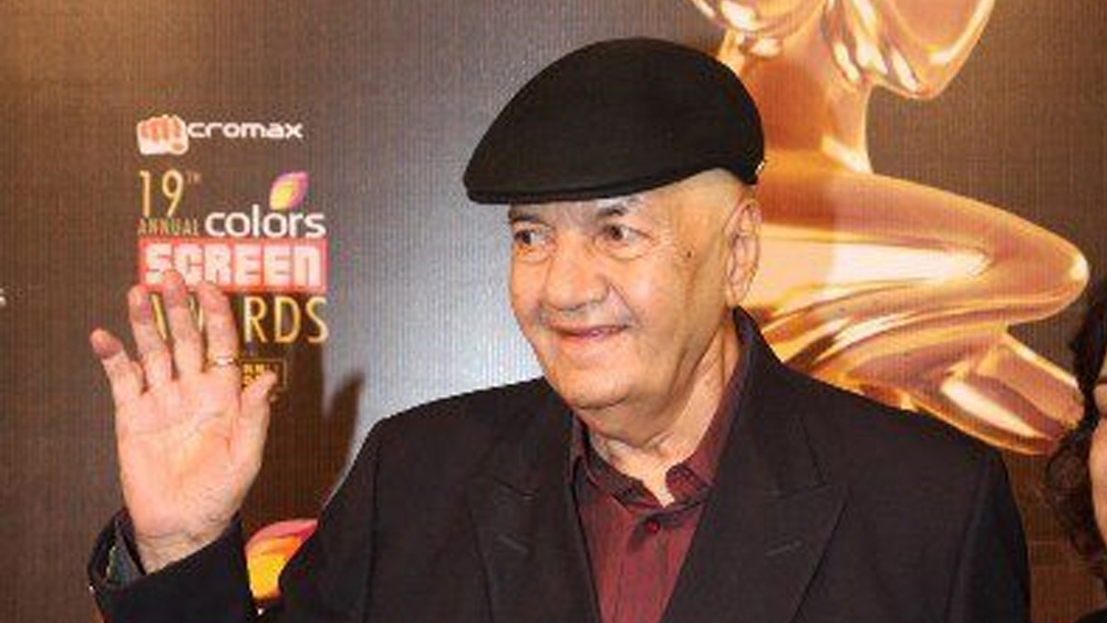 কিন্তু প্রেম  চোপড়ার অভিযোগ, মৃত্যুর আগে তাঁর বাবাকে দিয়ে জোর করে উইল লেখানো হয়, সেখানে তিনি ওই বাংলোর মালিকানা থেকে প্রেমকে বঞ্চিত করেন বলে দাবি অভিনেতার। এমনকি, মুম্বইয়ে তাঁর দু’টি বাড়িও তাঁকে না জানিয়ে ভাইয়েরা বিক্রি করে দেন বলে অভিযোগ। পরিজনদের কাছে এই ব্যবহার পেয়ে মর্মাহত হন প্রবীণ অভিনেতা।  (ছবি: আর্কাইভ ও সোশ্যাল মিডিয়া)