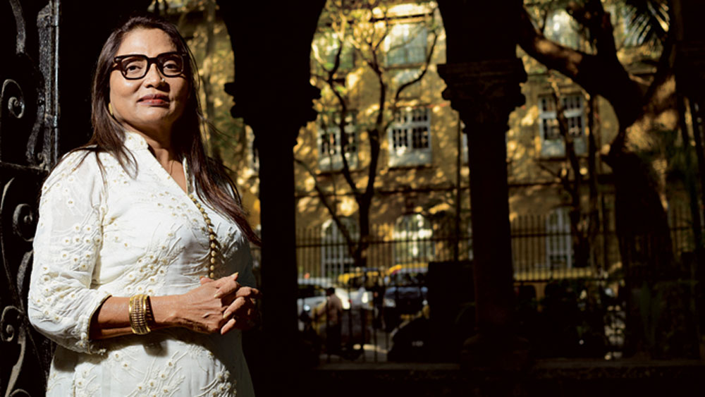 মহারাষ্ট্রের ছোট্ট গ্রাম রোপারখেদায় জন্ম কল্পনা সরোজের। আকোলা থেকে আট কিলোমিটার দূরে অবস্থিত এই গ্রামটি। এই গ্রামে বেশিরভাগ পরিবারই দলিত। কল্পনার জন্মও এরমকই এক দলিত পরিবারে। শিক্ষা তো দূর অস্ত, সে সময় দলিত মেয়েদের কোনও স্বাধীনতাই ছিল না। বিয়েটা কী বিষয় তা বুঝতে শেখার আগেই শ্বশুরবাড়িতে পাঠিয়ে দেওয়া হয় মেয়েদের।