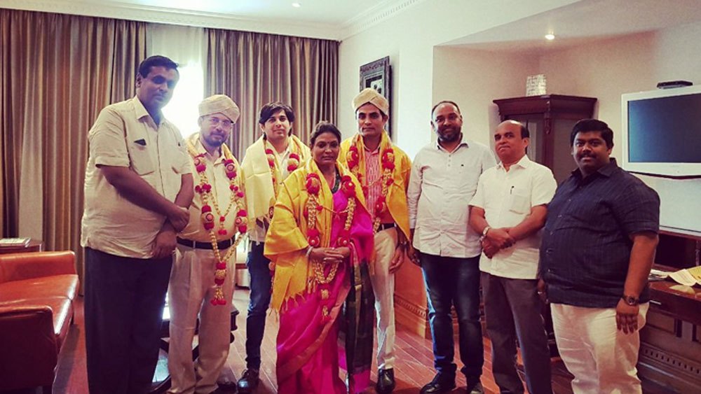 কল্পনার বাবা ছিলেন পুলিশ কনস্টেবল। তিনি চেয়েছিলেন মেয়েকে অন্তত দশম শ্রেণি পাশ করাতে। কিন্তু সমাজের চাপে তা আর হয়ে ওঠেনি। স্কুলেও খুব অবহেলার শিকার হতে শুরু করেন তিনি। সহপাঠীরা কেউই তাঁর সঙ্গে বসতে চাইত না। খেতে বা খেলতেও চাইত না।