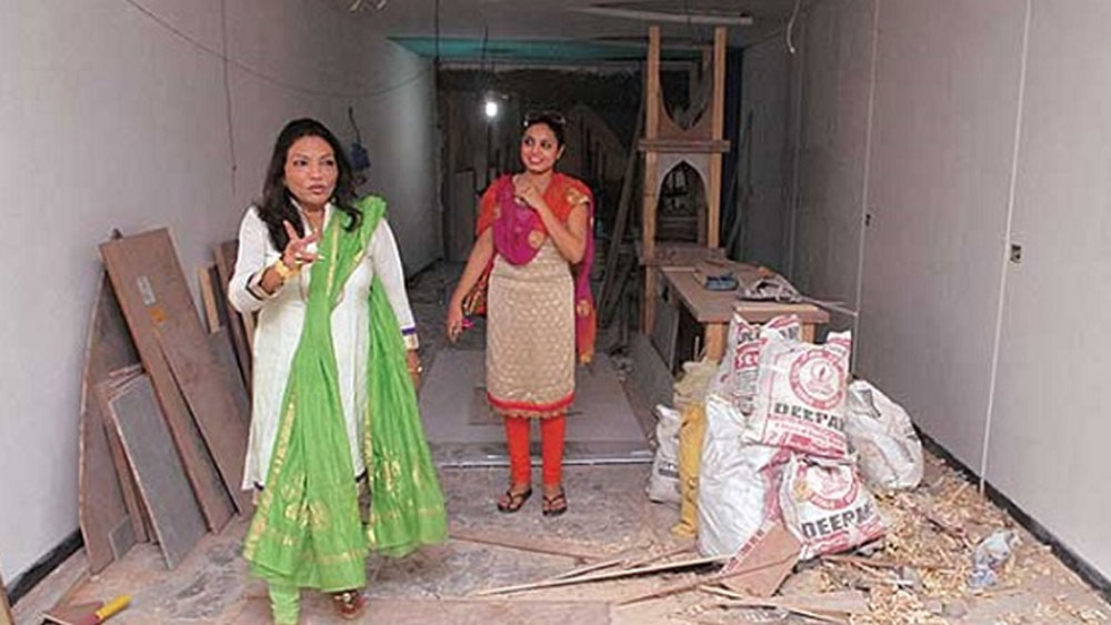 বিয়ের ছ’মাস পর মেয়েকে দেখতে শ্বশুরবাড়িতে ছুটে গিয়েছিলেন বাবা। কল্পনার তখন কঙ্কালসার চেহারা। প্রাণবন্ত মেয়েটা জীবন্ত মৃতের মতো হাঁটাচলা করছিল। সহ্য করতে না পেরে, সে দিনই তাঁকে নিজের কাছে নিয়ে চলে এসেছিলেন তিনি। তারপর নিজের চেষ্টাতেই মেয়ের ডিভোর্সের ব্যবস্থা করেন। মেয়েকে নতুন করে স্কুলেও ভর্তি করিয়ে দেন।