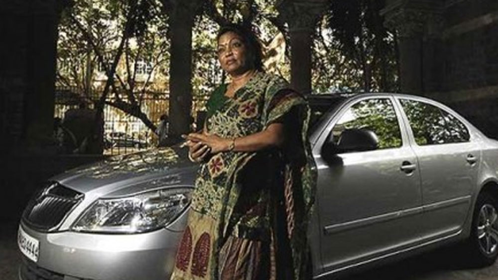 সেখানেও বাধা ছিল সমাজ। চারদিক থেকে এত কুকথা শুনতে হত তাঁকে যে একদিন কল্পনা কীটনাশক খেয়ে আত্মহত্যার চেষ্টা করেন। তবে ভাগ্য তাঁর জন্য অন্য কিছুই ঠিক করে রেখেছিল। তাই সে যাত্রায় শুধু বেঁচেই যাননি, বরং নতুন জন্ম পেয়েছিলেন তিনি।