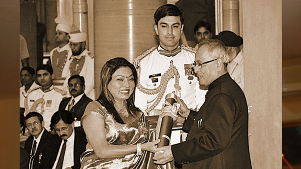 জীবনে টাকার মূল্য কতখানি উপলব্ধি করেন কল্পনা। আরও বেশি উপার্জনের জন্য ঋণ নিয়ে সেলাই মেশিন কিনে নিজের ব্যবসা শুরু করেন। ২২ বছরের এক স্টিল ব্যবসায়ী সমীর স্বরাজের সঙ্গে বিয়েও হয় তাঁর। কিন্তু দ্বিতীয় স্বামী খুব কম বয়সেই মারা যান।