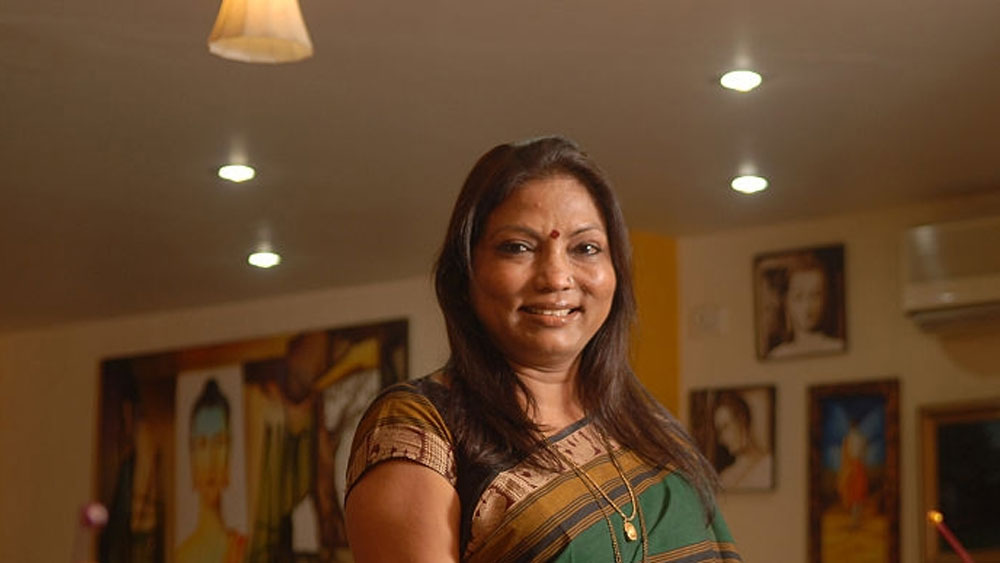 এরপর আড়াই লাখ টাকা দিয়ে একটা জমি কিনেছিলেন। জমিটার আইনি সমস্যা ছিল, তাই কম দামে পেয়ে গিয়েছিলেন। দু’বছর ধরে লড়াই করে সেই সমস্ত আইনি সমস্যা মেটানোর পরই জমিটার দাম ২৫ গুণ  বেড়ে ৫০ লাখ টাকা হয়ে যায়। এখান থেকেই ভাগ্যটা পুরোপুরি বদলে যেতে শুরু করে তাঁর।