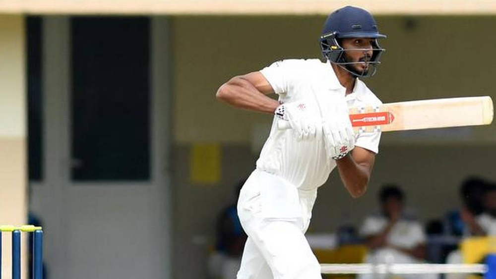 দেবদূত পাদিকাল: রঞ্জি ট্রফি শুরুর আগে বিজয় হাজারে ট্রফি ও সৈয়দ মুস্তাক আলি ট্রফিতে সর্বাধিক রান করেছিলেন এই কর্নাটকি। দেবদূত সেই ফর্মেই রঞ্জিতে ১০ ম্যাচে ৪০.৫৬ গড়ে করেন ৬৪৯ রান। সর্বাধিক ৯৯। রঞ্জিতে প্রথম ছয় ম্যাচের প্রতিটিতেই করেন হাফ-সেঞ্চুরি। কিন্তু পরের চার ম্যাচে আসে মাত্র একটি পঞ্চাশ। সেমিফাইনালে বাংলার কাছে হেরে যায় কর্নাটক। তবে সেই ম্যাচেও ভাল ব্যাট করেন তিনি।