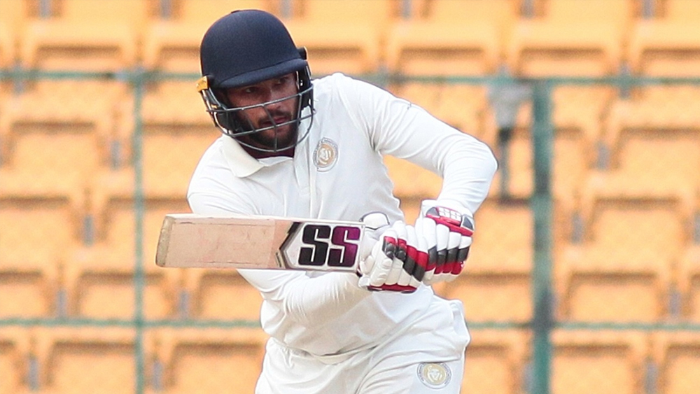 শেলডন জ্যাকসন: চ্যাম্পিয়ন সৌরাষ্ট্রের হয়ে রঞ্জিতে সবচেয়ে বেশি রান করেছেন এই মিডল অর্ডার ব্যাটসম্যান। ১০ ম্যাচে ৫০.৫৬ গড়ে করেছেন ৮০৯ রান। সেঞ্চুরি তিনটি। হাফ সেঞ্চুরি তিনটি। সর্বাধিক ১৮৬। সৌরাষ্ট্রের ট্রফি জয়ের নেপথ্যে ব্যাট হাতে তাঁর দেওয়া নির্ভরতা ছিল গুরুত্বপূর্ণ।