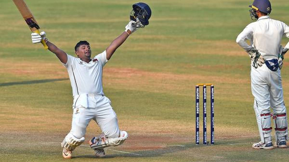 সরফরাজ খান: এ বারের রঞ্জি ট্রফির সেরা ব্যাটসম্যান বলা হচ্ছে মুম্বইকরকে। ছয় ম্যাচে ১৫৪.৬৬ গড়ে ৯২৮ রান করেছেন তিনি। যে পরিসংখ্যান চোখ কপালে তোলার মতোই! বৃষ্টির কারণে টানা দুটো ট্রিপল সেঞ্চুরি করতে পারেননি তিনি। তবে ১৭৭, অপরাজিত ২২৬, অপরাজিত ৩০১... স্কোরগুলোই বলছে তিনি রান করে গিয়েছেন দাপটে। প্রতিভা নিয়ে সংশয় ছিল না, কিন্তু ধারাবাহিকতার অভাবের অভিযোগ ঘুচিয়ে দিয়েছেন তিনি।