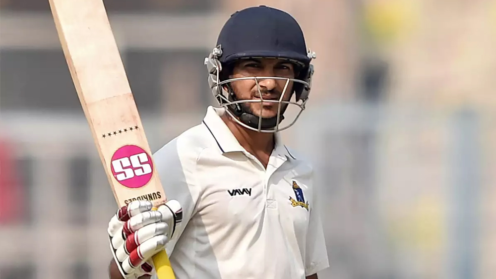 অনুষ্টুপ মজুমদার: বাংলার মুশকিল আসান। যখনই দল বিপদে পড়েছে, পরিত্রাতা হয়ে উঠেছেন অনুষ্টুপ। আট ম্যাচে ৫৮.৬৬ গড়ে ৭০৪ রানে তারই প্রতিফলন। কোয়ার্টার ফাইনাল, সেমিফাইনালে দলকে সঙ্কট থেকে উদ্ধার করেছেন একক কৃতিত্বে। ফাইনালেও টানছিলেন দলকে। কিন্তু ক্ষণিকের ভুলে সব শেষ। অনুষ্টুপ ফিরতেই বাংলার রঞ্জি জয়ের স্বপ্ন চুরমার।