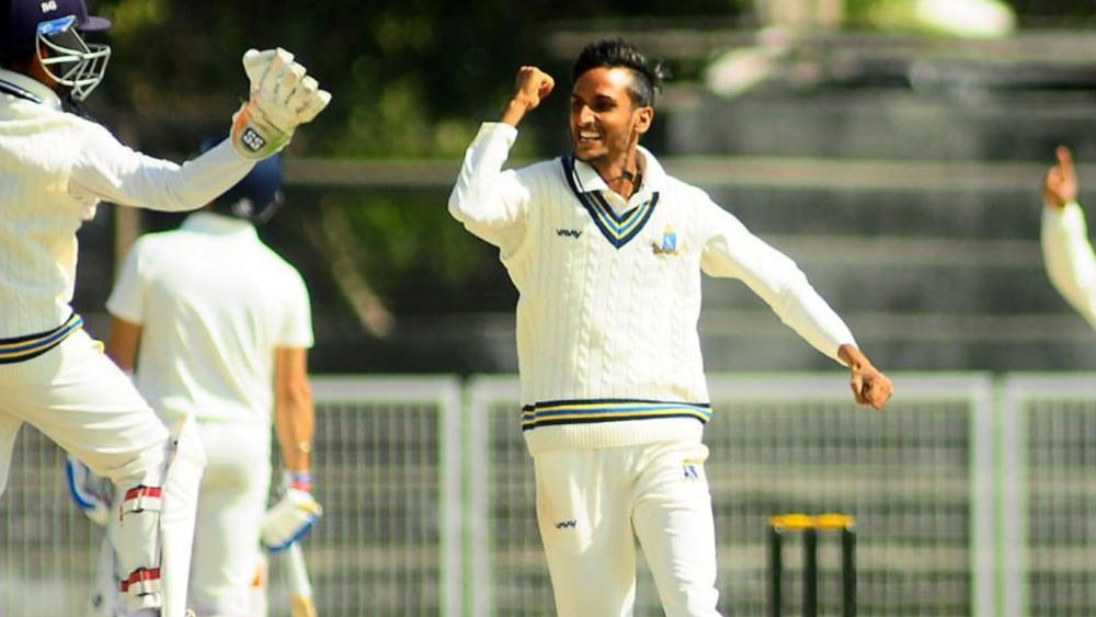 শাহবাজ আহমেদ: সাত নম্বরে অবশ্যই থাকবেন বাংলার বাঁ-হাতি অলরাউন্ডার। এই মরসুমের প্রাপ্তি বলে চিহ্নিত হচ্ছেন তিনি। ১১ ম্যাচে ৩৬.৩৫ গড়ে করেছেন ৫০৯ রান। সর্বাধিক ৮২। বাঁ-হাতি স্পিনে ১৬.৮০ গড়ে নিয়েছেন ৩৫ উইকেট। ৫৭ রানে সাত উইকেট ইনিংসে তাঁর সেরা বোলিং। ম্যাচে সেরা হল ১০১ রানে ১১ উইকেট।