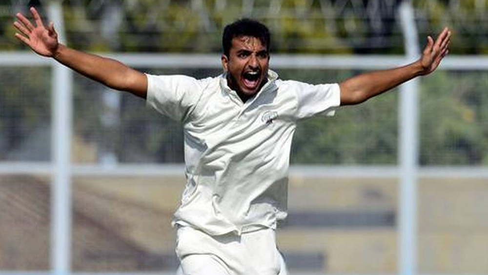 হর্শল প্যাটেল: হরিয়ানার পেসারের দুর্দান্ত গিয়েছে মরসুম। ১৪.৪৮ গড়ে নিয়েছেন ৫২ উইকেট। ২৯ রানে সাত উইকেট তাঁর সেরা বোলিং। ম্যাচে সেরা বোলিং হল ৫৩ রানে ১২ উইকেট। শুধু বোলিংয়েই নয়, ব্যাট হাতেও গুরুত্বপূর্ণ অবদান রেখেছেন তিনি। নয় ম্যাচে ২২.৪৬ গড়ে করেছেন ২৯২ রান।