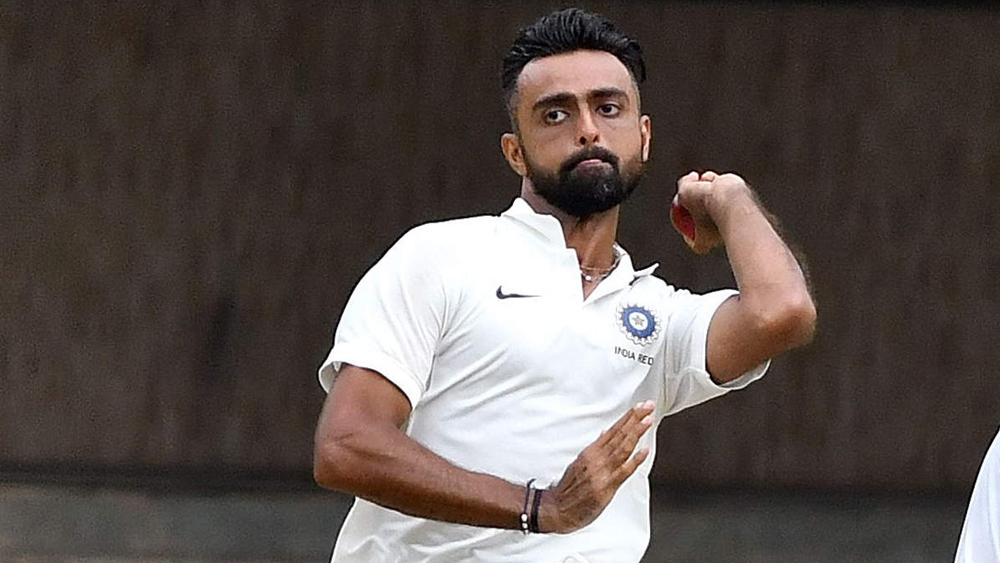 জয়দেব উনাদকাট: সৌরাষ্ট্রের রঞ্জি জয়ী অধিনায়ক যথারীতি এই দলেরও ক্যাপ্টেন। ১৩.২৩ গড়ে নিয়েছেন ৬৭ উইকেট। ৫৬ রানে নিয়েছেন সাত উইকেট। ১০৬ রানে ১২ উইকেট তাঁর ম্যাচে সেরা বোলিং। ক্রিকেটমহলের মতে, এ বারের রঞ্জির সেরা ক্রিকেটার তিনিই। দলের প্রয়োজনে বার বার উজাড় করে দিয়েছেন বাঁ-হাতি পেসার।