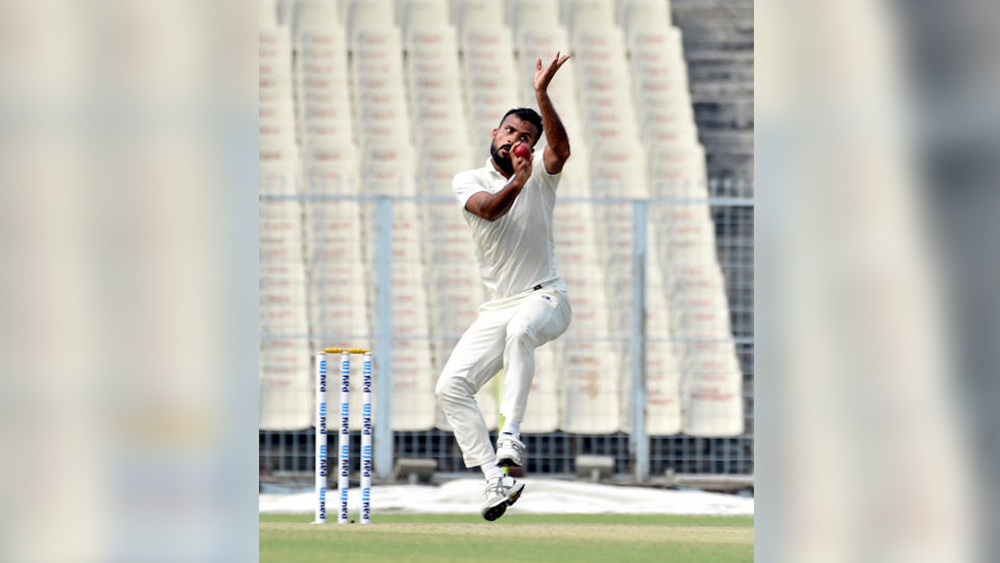 আকাশ দীপ: বাংলার মতো এই দলেরও তিন নম্বর পেসার হলেন তিনি। ২৩ বছর বয়সির এই মরসুমেই অভিষেক হয়েছে। এমনই ধারাবাহিক ছিলেন যে, অশোক ডিন্ডার অভাব বুঝতে দেননি একেবারেই। নয় ম্যাচে ১৮.০২ গড়ে নিয়েছেন ৩৫ উইকেট। ৬০ রানে ছয় উইকেট তাঁর সেরা বোলিং। ঈশান পোড়েল, মুকেশ কুমারের সঙ্গে তাঁর উপস্থিতি বাংলার পেস আক্রমণের ধার বাড়িয়েছিল।