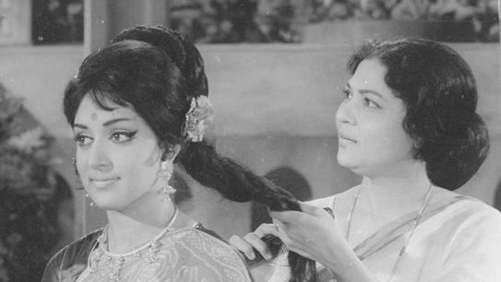 নিরূপার জন্ম ১৯৩১ সালের ৪ জুলাই, গুজরাতের ভালসাদে। তাঁর জন্মগত নাম ছিল কোকিলা কিশোরচন্দ্র বালসারা। কমল রায়কে বিয়ে করে পঞ্চদশী কোকিলা নতুন সংসার শুরু করেন সেকালের বম্বে, আজকের মুম্বইয়ে। বিয়ের পরেই ১৯৪৬ সালে গুজরাতি সংবাদপত্রে ‘অভিনেতা ও অভিনেত্রী চাই’ বিজ্ঞাপন দেখে কোকিলা ও তাঁর স্বামী আবেদন করেন। অডিশনে মনোনীত হন কোকিলা।