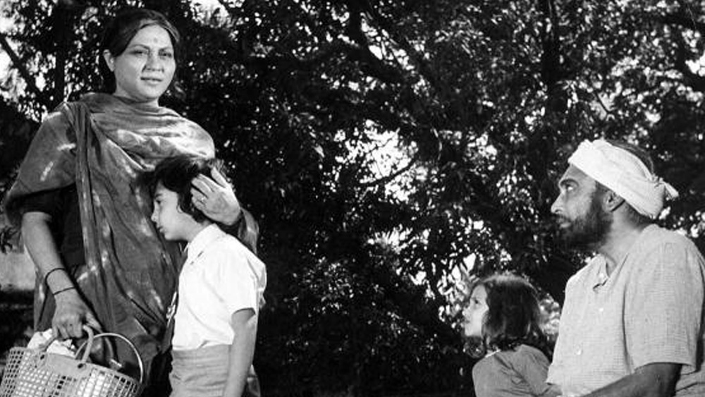 ১৯৭৫-এ মুক্তিপ্রাপ্ত ‘দিওয়ার’-এ অমিতাভ বচ্চন ও শশী কপূর লড়াই করেছিলেন তাঁদের অনস্ক্রিন মা নিরূপাকে নিয়ে। কয়েক বছর আগে সেই পরিস্থিতিই হাজির হয়েছিল ঘোর বাস্তবে। নিরূপা রায়ের দুই ছেলে কিরণ ও যোগেশ মায়ের শোওয়ার ঘরের অধিকার নিয়ে লড়াই শুরু করেন।