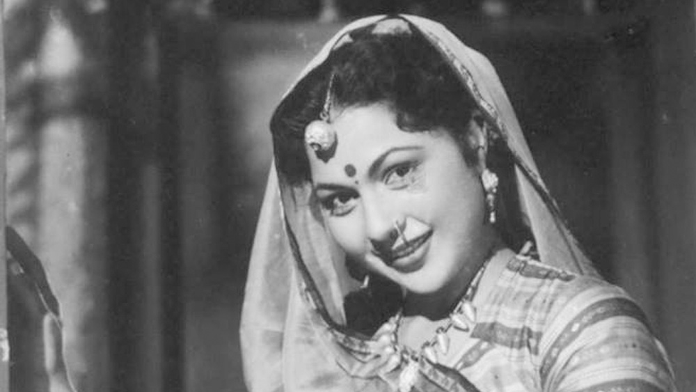 নেপিন সি রোডে নিরূপা রায়ের তিন হাজার বর্গ ফুটের বাড়ির শোওয়ার ঘর নিয়ে সমস্যার সূত্রপাত। দুই ছেলেরই বক্তব্য, ওই ঘরের সঙ্গে তাঁদের আবেগ জড়িয়ে। তাই অধিকার ছাড়ার প্রশ্ন নেই। ওই বাড়ির সামনে আট হাজার বর্গ ফুটের বাগানও রয়েছে।