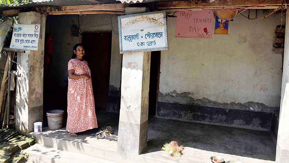 বন্ধ: বালুরঘাটের একটি শিশুশিক্ষা কেন্দ্র। নিজস্ব চিত্র