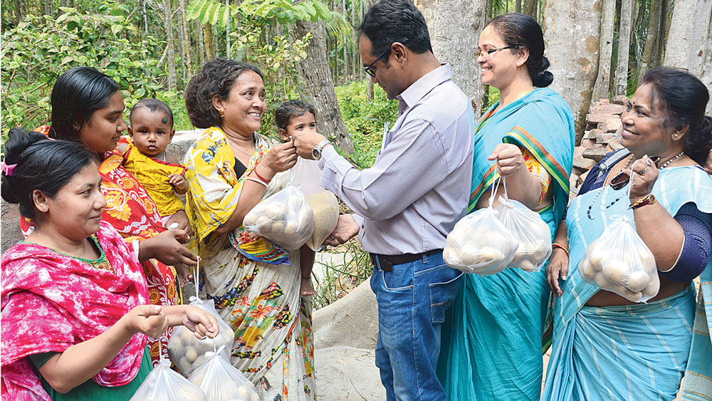 বাড়ি বাড়ি গিয়ে খাবার দেওয়া হচ্ছে বসিরহাটে। ছবি: নির্মল বসু