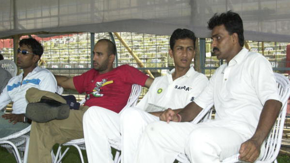 পরে ঘরোয়া ক্রিকেটেও তাঁর পারফরম্যান্স পড়তে থাকে। মধ্যপ্রদেশের রঞ্জি দল থেকে তিনি বাদ পড়েন। ২০০৭ সালে প্রথম শ্রেণির ক্রিকেট থেকেও অবসর নেন।