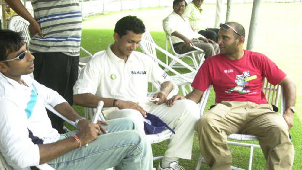 ক্রিকেট থেকে অবসরের পরে ধারাভাষ্যকার হিসেবে নতুন যাত্রা শুরু করেছিলেন অময়। পাশাপাশি শুরু করেছিলেন ক্রিকেট প্রশিক্ষকের কাজও। তিনি এখন মধ্যপ্রদেশের লেভেল থ্রি কোচ।