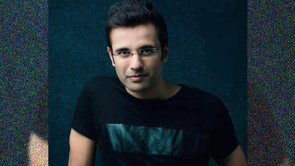 ১৯৮০ সালে নয়াদিল্লিতে তাঁর জন্ম। বাবা কিশোর মহেশ্বরী এবং মা শকুন্তলা রানি মহেশ্বরী। তাঁর এক বোন রয়েছে।