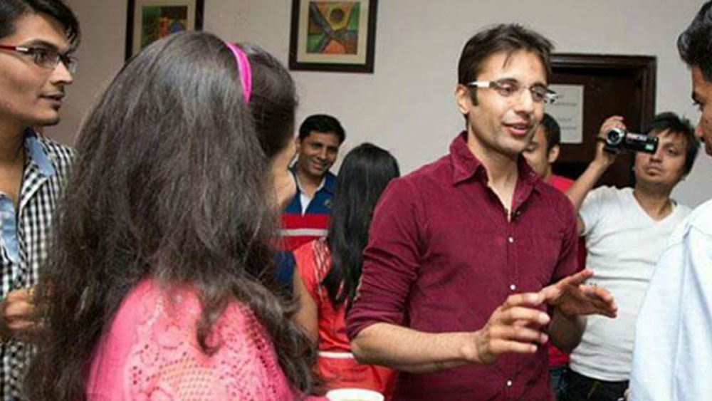 প্রথম দিকে পরিবারের আর্থিক অবস্থা ভালই ছিল। বাবার অ্যালুমিনিয়ামের ব্যবসা ছিল। কিন্তু সেই ব্যবসা ভেঙে পড়ার পরই পরিবারে বিপর্যয় নেমে আসে।