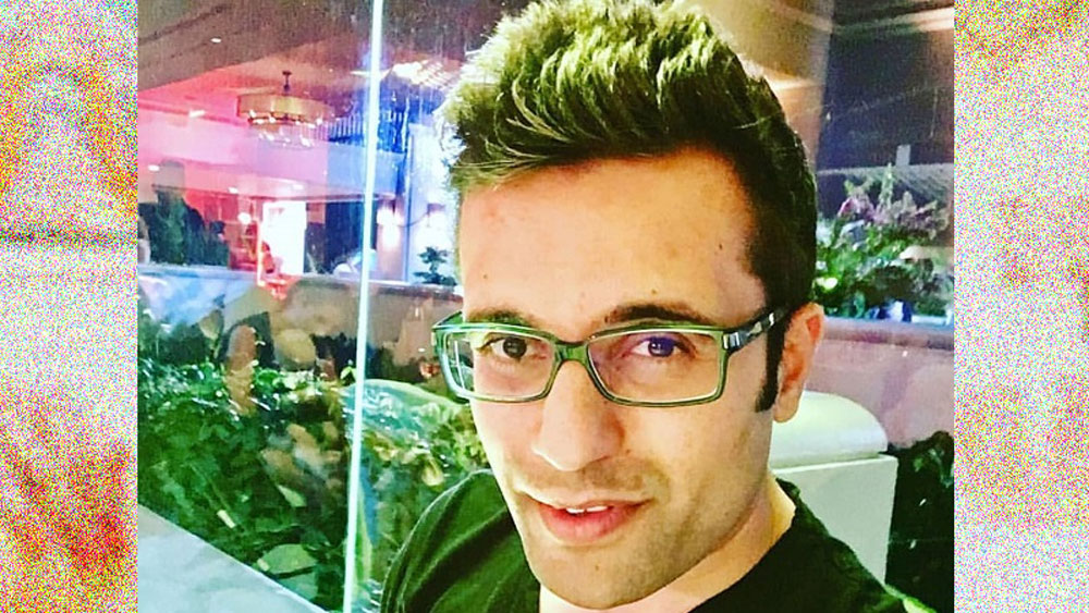 বাবা তাঁকে একটা স্কুটার কিনে দিয়েছিলেন। প্রথম প্রথম বন্ধুদের কাছে সেই স্কুটারটা ভাড়া খাটাতেন তিনি। বদলে মিলত প্রতি ঘণ্টায় ৫০ টাকা।