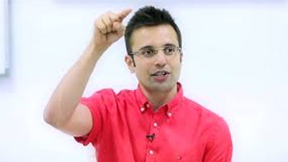 পড়াশোনা চলাকালীনই সন্দীপ মাত্র ১৯ বছর বয়সে মডেলিং শুরু করেন। কিন্তু এই ফিল্ডে এত মানসিক নিগ্রহের শিকার হতে হয়েছে তাঁকে যে, বেশিদিন এখানেও টিকতে পারেননি।