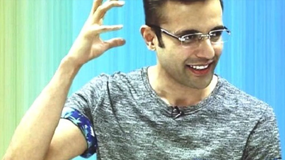 তবে এর বাইরেও তাঁর আরও একটা পরিচিতি রয়েছে। তিনি একজন মোটিভেটর, অনুপ্রেরণা জাগানো বক্তাও। হয়তো নিজেকে আয়নাতে দেখতে পান বলেই অন্যের আয়না হয়ে উঠেতে পেরেছেন সন্দীপ মহেশ্বরী।