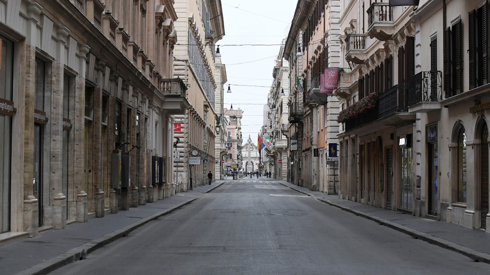 ২৭০০ বছরের বেশি প্রাচীন ঐতিহাসিক রোম শহরের সব পথ এখন পাণ্ডববর্জিত। চিনের পরে ইতালিই সবথেকে বেশি মাশুল দিয়েছে করোনাভাইরাসের। অতীতের নবজাগরণের উন্মেষ হওয়া দেশ এখন আতঙ্কের প্রহর গুনছে। সবথেকে বেশি আক্রান্ত দেশের উত্তর অংশ। সব মিলিয়ে ইতালির বিভিন্ন প্রান্তে মৃতের সংখ্যা প্রায় ৩০০০। আক্রান্ত হয়েছেন ৩৫ হাজার ৭১৩ জন। করোনা থেকে মুক্তির খোঁজে গৃহবন্দি ইটালিবাসী। প্রাণের স্পন্দন হারিয়েছে তার সুদৃশ রাজপথ।