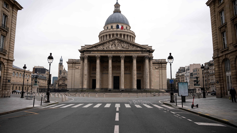 ইটালির মত ভয়াবহ না হলেও করোনা-কাঁটায় সঙ্গীন অবস্থা তার দুই প্রতিবেশী দেশ, ফ্রান্স ও স্পেনের। কাজের দিনের ব্যস্ততা বা সপ্তাহান্তের ছুটির মজা, কোনও দৃশ্যই আর দেখা যাচ্ছে না প্যারিসের রাজপথে। ইউরোপের দ্বিতীয় দেশ হিসেবে ফ্রান্সে ‘লকডাউন’ ঘোষণা করা হয়েছে। সে দেশে এখনও পর্যন্ত ২৬৪ জনের মৃত্যু হয়েছে, আক্রান্ত ৯১৩৪ জন। এর মধ্যে অবশ্য চিকিৎসায় সুস্থ হয়ে উঠেছেন ১২ জন। সংক্রমণ রুখতে আগে থেকেই স্কুল-কলেজ, সিনেমা হল, শপিং মল, রেস্তোরাঁ-পানশালা সব বন্ধের নির্দেশ দেওয়া হয়েছিল। ফরাসি প্রেসিডেন্ট ইমানুয়েল ম্যাক্রঁ আপাতত ৩০ দিন নাগরিকদের ‘ঘরবন্দি’ থাকার নির্দেশ দিয়েছেন।