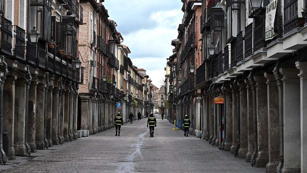 ১৮ মার্চের বিকেল ৪টে পর্যন্ত স্পেনে আক্রান্তের সংখ্যা ১৩ হাজার ৯১০। মৃত্যু হয়েছে ৬২৩ জনের, সম্পূর্ণ সেরে উঠেছেন ১০৮১ জন। পুরো দেশকেই ‘লকডাউন’ বা গৃহবন্দি করা হয়েছে। সমস্ত উড়ান পরিষেবা বন্ধ। ওষুধের দোকান, মুদিখানা বা সুপারমার্কেট ছাড়া আর কিছু খোলা নেই এবং মানুষের শুধু এই জায়গাগুলো ছাড়া অন্য কোথাও যাওয়াও নিষিদ্ধ। আইন ভাঙলে জরিমানাও করা হচ্ছে। স্পেনের রাজধানী মাদ্রিদের জনহীন রাজপথ এখন স্বাভাবিক জীবনছন্দ দেখার অপেক্ষায়।