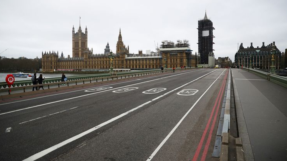 লন্ডন তথা ব্রিটেনের করোনা-পরিস্থিতি ইটালি বা ইরানের মতো ভয়াবহ না হলেও ইতিমধ্যেই নড়েচড়ে বসেছে সে দেশের সরকার। সোমবার থেকেই করোনা মোকাবিলায় আরও কড়া পদক্ষেপের কথা জানিয়েছে বরিস জনসন সরকার। দেশ জুড়ে কড়া নির্দেশিকা জারি হয়েছে। শুধুমাত্র করোনা আক্রান্তদের সামাজিক মেলামেশা থেকে বিরত রাখাই নয়, গুরুতর অসুস্থ সত্তরোর্ধ্বদের আইসোলেশনে রাখার পরামর্শও দিয়েছে ব্রিটিশ সরকার।সেই পরিস্থিতির সাক্ষ্য দিচ্ছে জনশূন্য লন্ডন-রাজপথ।