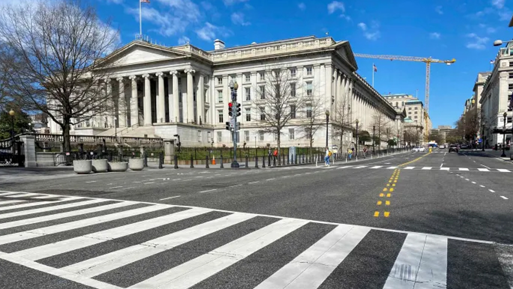 কিছু দিন আগে একটি গবেষণাপত্রে লন্ডনের ইম্পিরিয়াল কলেজের অধ্যাপক নিল ফার্গুসন দাবি করেছেন, আমেরিকায় করোনার বলি হতে পারেন অন্তত ২২ লক্ষ মানুষ। এখানকার ৫০টি প্রদেশে করোনা-আক্রান্তের খোঁজ মিলেছে। প্রেসিডেন্ট ডোনাল্ড ট্রাম্প প্রথম দিকে ভাইরাস-হানায় তেমন গুরুত্ব না দিলেও হোয়াইট হাউস থেকে আজ বলেছেন, ‘‘দেশে এখন যুদ্ধ পরিস্থিতি। আমাদের এই লড়াইটা জিততেই হবে।’’ সে জন্য আইন জারি করে সেনাবাহিনীকে কাজে লাগিয়ে চিকিৎসা সামগ্রী (মাস্ক, গ্লাভস) তৈরির সিদ্ধান্ত নিয়েছেন তিনি। তালাবন্দি জনজীবনে জনশূন্য মার্কিন-রাজধানীর পথ।