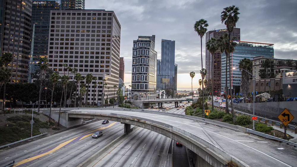 অন্যসময় যে রাজপথে গাড়ির স্রোত থাকে, লস অ্যাঞ্জেলসের সেই সরণিতে এখন হাতে গোনা গাড়ি চলছে। সদাব্যস্ত জীবন এখন অবরুদ্ধ। দুনিয়াজুড়ে শিল্প যাতে ধসে না পড়ে তার জন্য লন্ডন এবং ওয়াশিংটনের প্রশাসন বিশাল অঙ্কের আর্থিক প্যাকেজ ঘোষণা করার সিদ্ধান্ত নিয়েছে। আমেরিকায় ১ লক্ষ কোটি ডলারের আর্থিক প্যাকেজ এবং ব্রিটেনে ৩৫ হাজার কোটি পাউন্ডের প্যাকেজ ঘোষণা করা হয়েছে।