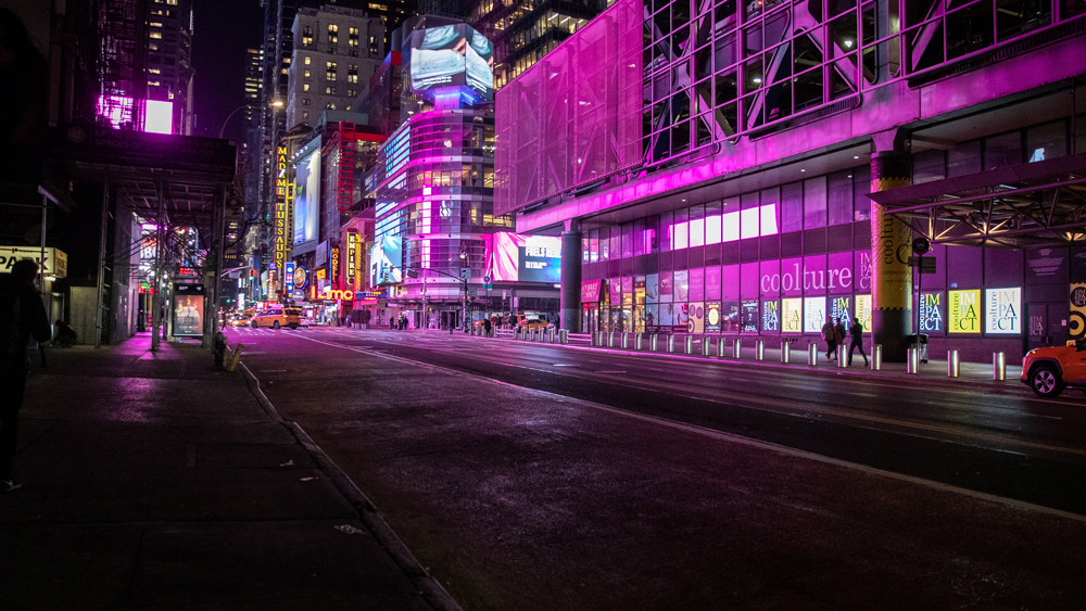 রাতের মায়াবি আলো আছে। কিন্তু জনমানুষের দেখা নেই। করোনাভাইরাস কেড়ে নিয়েছে নিউইয়র্কের চেনা ছবি। এই মার্কিন প্রদেশে করোনায় আক্রান্ত হয়েছেন ১৭০০-র বেশি মানুষ। আশঙ্কা, আরও বাড়তে পারে এই পরিস‌ংখ্যান। পরিস্থিতি মোকাবিলায় প্রস্তুত রাখা হয়েছে নিউইয়র্কের সব হাসপাতালকে।