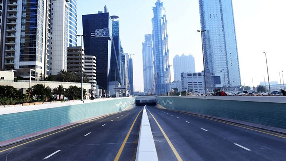 করোনা আতঙ্কে জীবনের স্বাভাবিক ছন্দ অদৃশ্য মধ্যপ্রাচ্যেও। দুবাইয়ের রাজপথ এখন ফাঁকা। চিনের পাশাপাশি এশিয়ার অন্য দেশগুলিও করোনার ত্রাসে কাঁপছে। সংযুক্ত আরব আমিরশাহির বাসিন্দাদের দেশের বাইরে যাওয়া নিষিদ্ধ করা হয়েছে। এখনও অবধি এই দেশে ১১৩ জন আক্রান্ত হয়েছেন করোনাভাইরাসে। সুস্থ হয়ে উঠেছেন ২৬ জন।