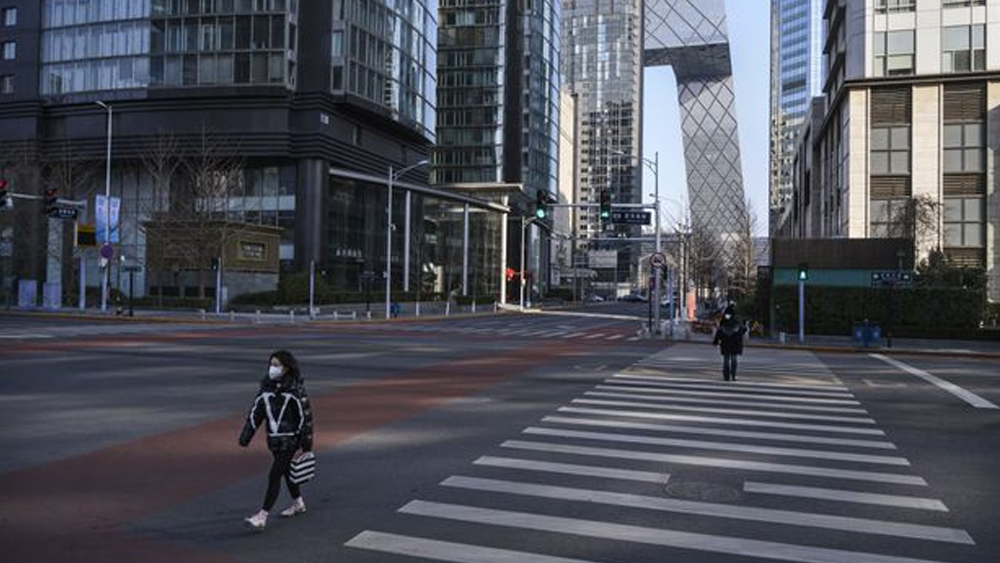 ঘরবন্দি ছবি হংকংয়েও। অতিমারি এড়াতে চিনের সঙ্গে যোগাযোগ বন্ধ করেছে তারা। বন্ধ করে দেওয়া হয়েছে চিনের মূল ভূখণ্ডের সঙ্গে সীমান্ত। চিনের মূল ভূখণ্ডের সঙ্গে রেল, সড়ক ও ফেরি যোগাযোগও বন্ধ। সাবধানতার জন্য বন্ধ করা হয়েছে স্কুল। অন্যান্য শহরের মতো এখানেও তীব্র ধাক্কা খেয়েছে বাণিজ্য।