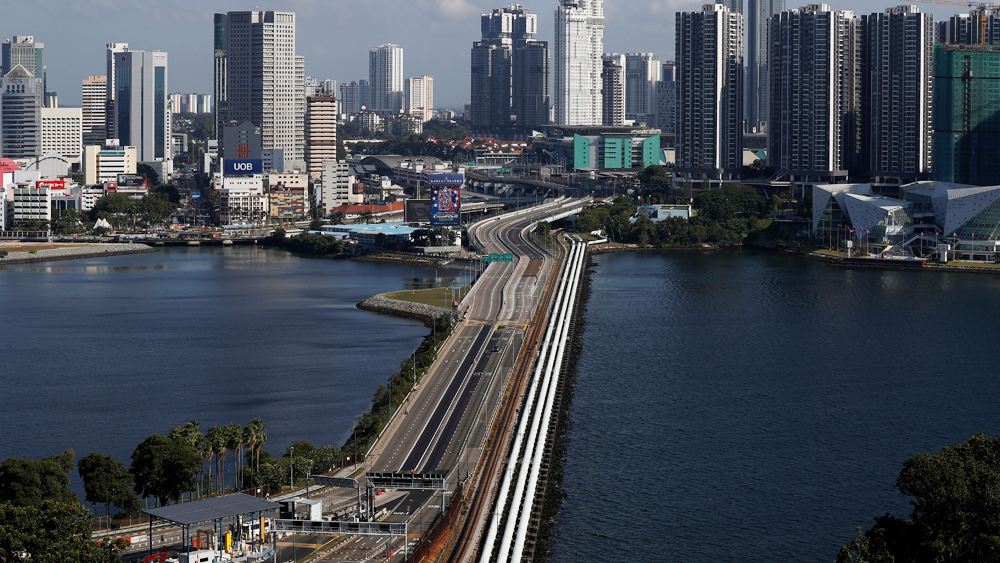 পর্যটন এবং বাণিজ্যের কেন্দ্র সিঙ্গাপুরও করোনা-কাঁটায় ক্ষতবিক্ষত। এখানে ২৪৩ জন আক্রান্ত হয়েছেন করোনাভাইরাসে। দেশবাসীর স্বার্থে সবরকম সাবধানতা অবলম্বন করেছে প্রশাসন।