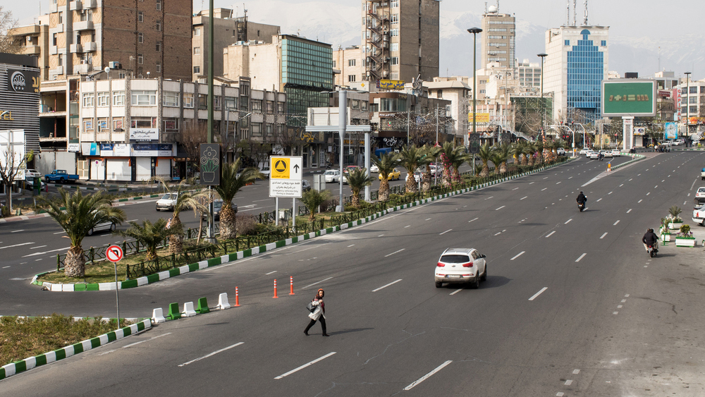 চিনের পরেই করোনায় ক্ষতিগ্রস্ত এশিয়ার দেশ হল ইরান। এখনও অবধি সেখানে প্রাণ হারিয়েছেন ১১৩৫ জন। আক্রান্ত হয়েছেন ১৭ হাজার ৩৬১ জন। প্রশাসনের তরফে দেশবাসীর কাছে আবেদন করা হয়েছে ভিড় এড়িয়ে চলতে। দেরিতে হলেও জনগণ সেই আবেদনে সাড়া দিয়েছেন। যুদ্ধকালীন তৎপরতায় প্রশাসন নিয়ন্ত্রণ করছে পরিস্থিতি।