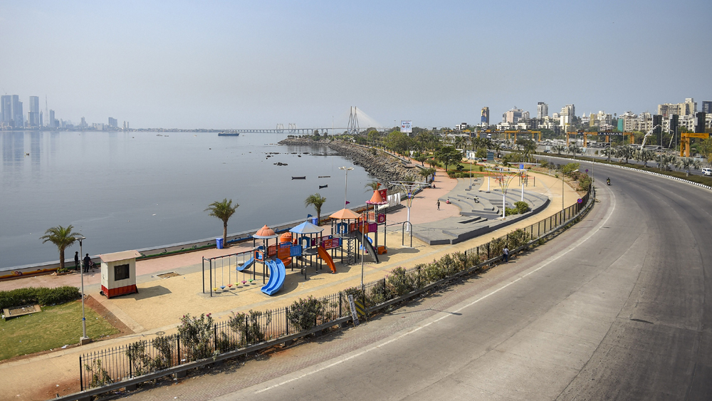 ভারতের মধ্যে সবথেকে বেশি করোনা আক্রান্তের সংখ্যা মহারাষ্ট্রে। মারা গিয়েছেন এক জন। দিল্লি ও কর্নাটকের কলবুর্গীর দুই প্রবীণের পরে মুম্বইয়ে প্রাণ হারিয়েছেন দুবাইফেরত ৬৩ বছরের এক বৃদ্ধ। করোনার জেরে মুম্বইয়ের রাজপথ থেকে উধাও তার চিরচেনা ব্যস্ততা।